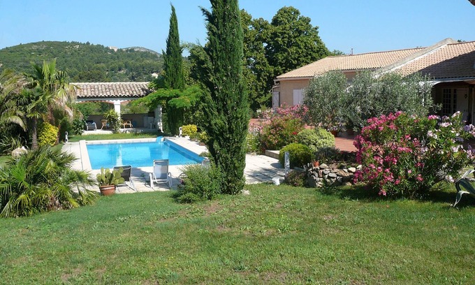 Roquevaire Cama Y Desayuno | 2 chambres d'Hôtes in Bastide in large wooded park with swimming pool sleeps 6