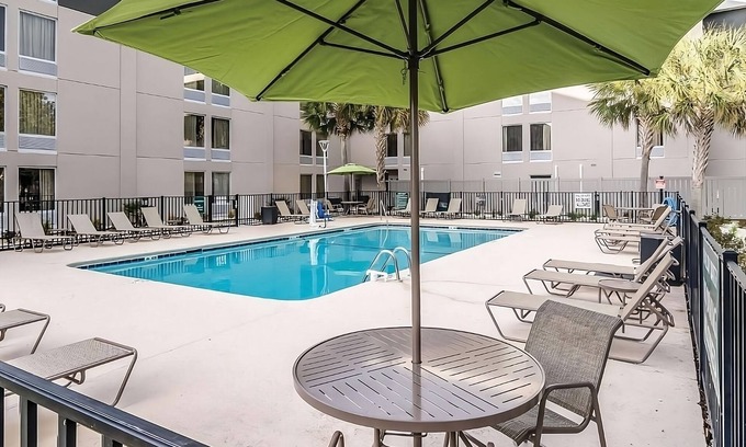 Myrtle Beach Hotel | 2 Comfortable Deluxe Rooms with 2 Double Beds at La Quinta Inn: near the Beach
