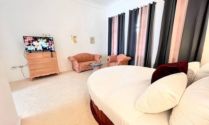 Port Antonio Apartamento | 2 Comfortable King Suites Close to Portland Parish Church! Pool, FREE Parking!
