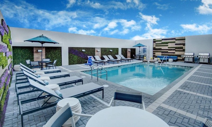 Flagami Hotel | 2 Comfortable Units with Kitchenette, Pool, Free Breakfast & Airport Shuttle