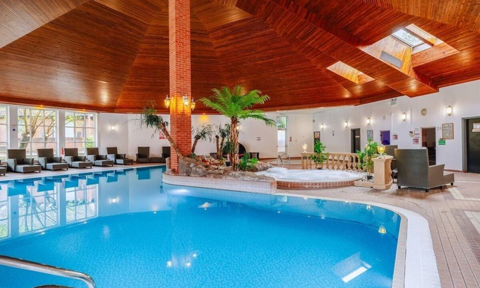 Ipswich Hotel | 2 Comfy Rooms w/ Spa Treatments, Solarium & Cosy Atmosphere - Ideal for Families