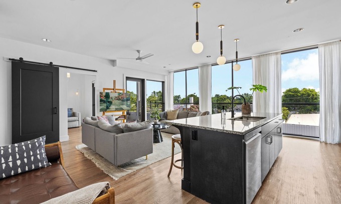 Eighth Avenue Condominio | 2 Condos-8 Minutes to Broadway-Walkable-5 King