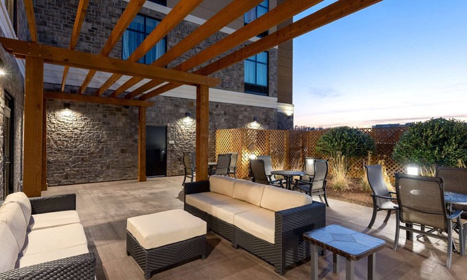 Terry Sanford Apartamento | 2 Connecting Suites at a Hotel