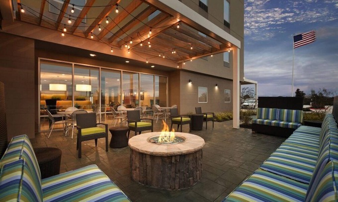 Pasadena Apartamento | 2 Connecting Suites at a Hotel