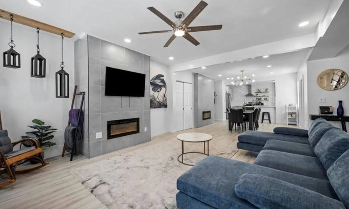 East Allegheny Casa | 2 Day Flash Sale Huge Downtown Pittsburgh Home Luxe Bedrooms and Baths Sleeps 14