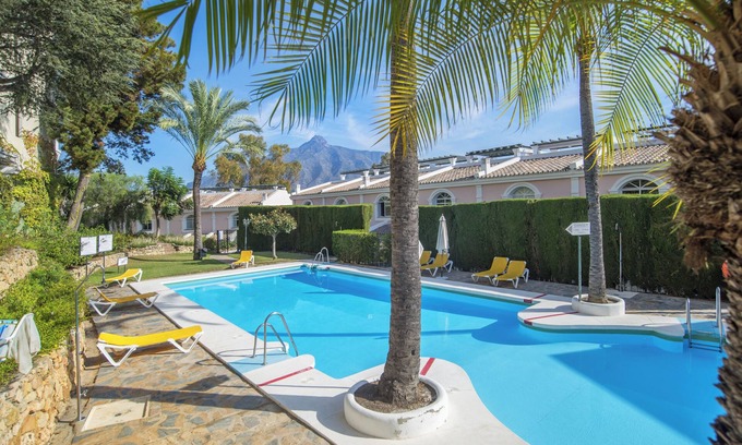 Marbella Apartamento | Apartamento de 2 habitaciones junto a Oporto con vistas a la montaña, piscina, Wi-Fi y jardín