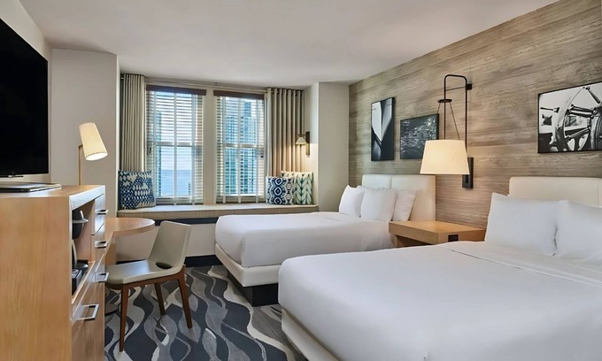 Downtown San Diego Hotel | 2 Elegant Rooms w/ Oversize Desk & Coffee Maker – 1 Mile to Convention Center