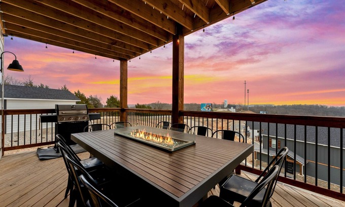 Branson Casa | Epic Homes | Sleeps 46 | Hot Tubs | Gas Grill