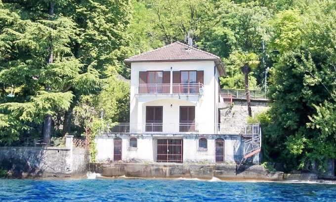 Brezzo di Bedero Casa | 2-family house with dream lake view directly on the beach