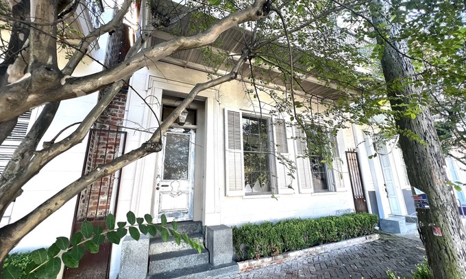 Lower Garden District Cama Y Desayuno | 2 pisos de lujo 1855 Lower Garden District Townhouse Apt.