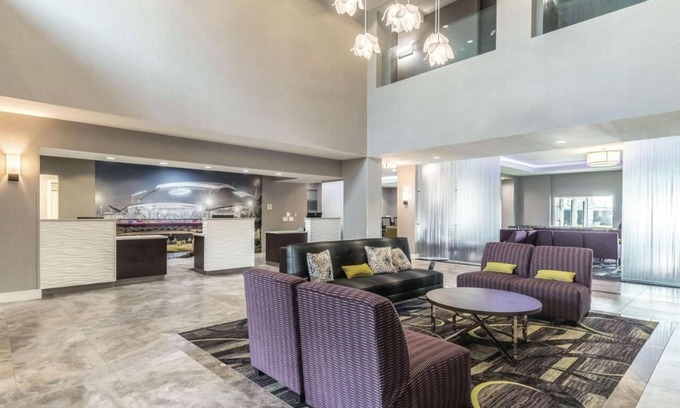 Arlington Hotel | 2 Full Beds w/ Sleeper Sofa, La Quinta Inn, Free Shuttle to Six Flags, 2 Units