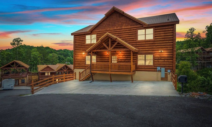 Caton Cabina | 2 Giant Luxury Cabins Sleeps 40 2 HotTubs 2 Pools