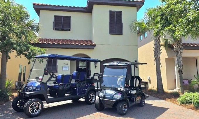 Villa Lago Casa | 2 Golf Carts ~ Open Living ~ Back Patio ~ Community Pool