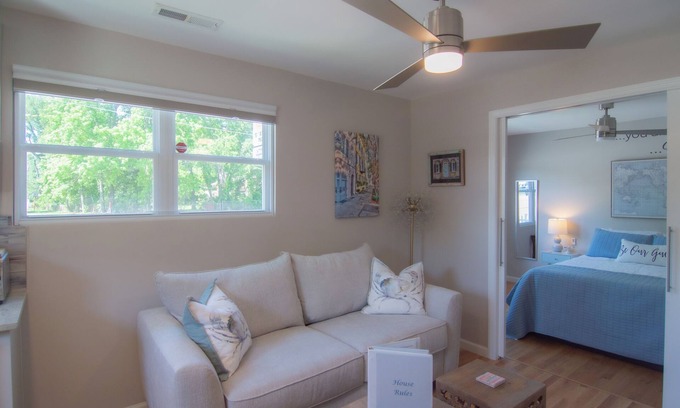 West Ashley Apartamento | 2~Hidden Gem~ Studio 2 is located 4 miles from Downtown Charleston-West Ashley