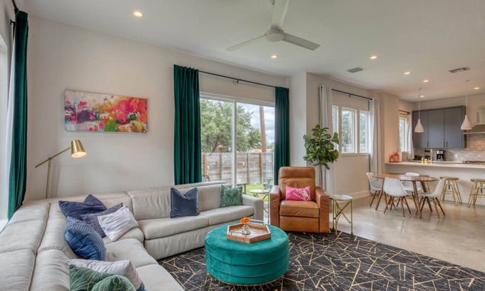 Galindo Casa | 2 Homes in 1! Centrally located near SoCo