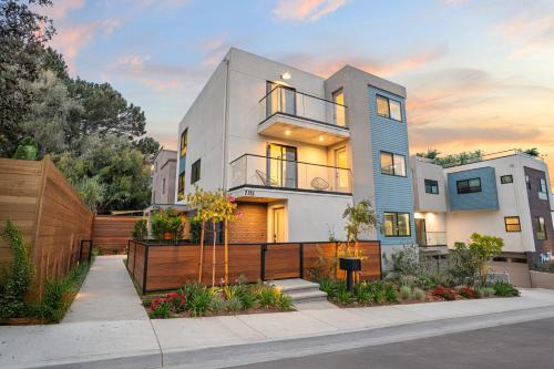 Point Loma Heights Casa | 2 Homes in San Clemente by AvantStay Sleeps 26, Steps from Sunset Cliffs, Ocean Beach & Dining