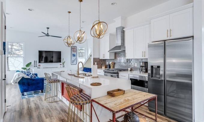 Hurwood Heights Casa | 2 Homes w/ Roof Top Hang Out's