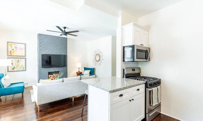 Columbia-Tusculum Casa | 2 in 1! Updated Home in Hyde Park Sleeps 10 in 2 Units – Walk to Waterfront