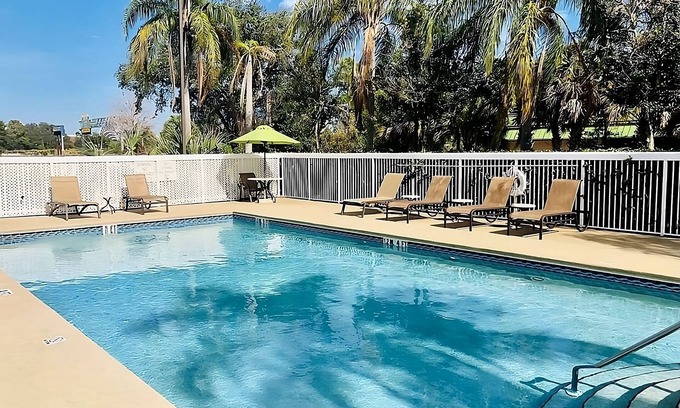 Florida Central Atlantic Coast Hotel | 2 Incredible Rooms Available! Close to International Drive, Free Parking, Pool
