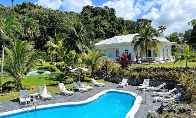 Port Antonio Apartamento | 2 Kid-friendly Units, A short drive away from Errol Flynn Marina! With Parking!
