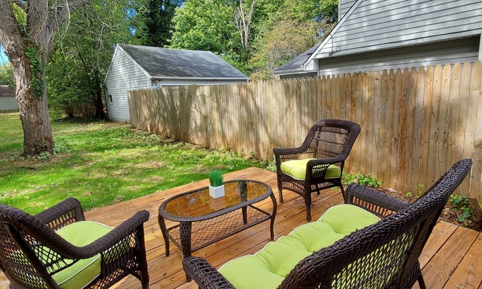 Richmond Heights Casa | 2 KING 3 QUEEN BEDS. Spacious. Quiet Neighborhood
