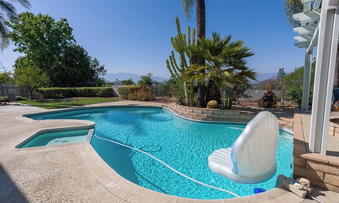Estates at Canyon Crest Casa | 2 king beds, near UCR, pool & arcade.