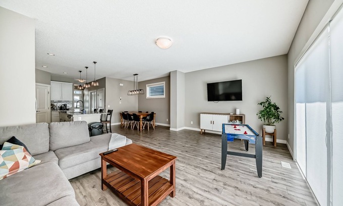 Southeast Calgary Casa | 3+1Bedroom Southeast KingBed Pet Friendly Free-Parking WIFI Sleeps 10Fenced Yard
