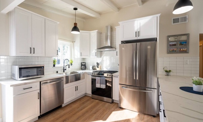 Charter Oak Casa | 2 Kings, 2 Twin, Pets allowed. Backyard, Garage