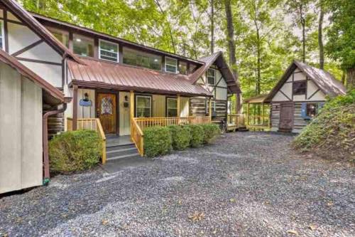 Topton Casa | 2 Lake Front Cabins 1 price Pet Friendly Cabins Game Room Hot Tub