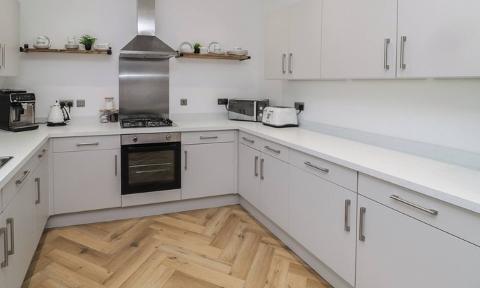 Woodhorn Cabaña | 2 MARINE COTTAGES, pet friendly, with hot tub in Newbiggin-By-The-Sea