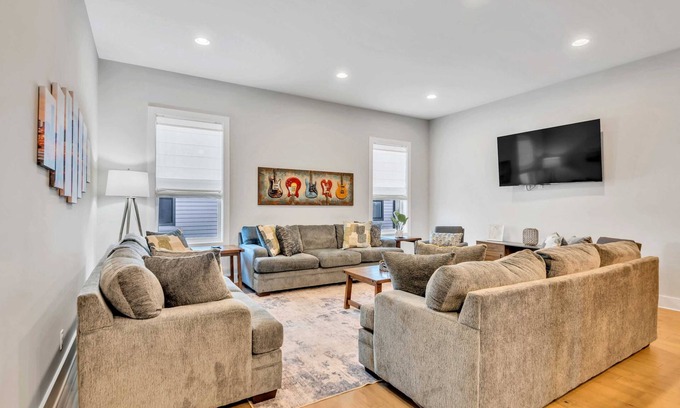 Hadley - Washington Casa | 2 Massive Nashville Homes - Stunning Downtown View
