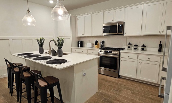 Hanford Casa | 2 Master Suites/Spacious 5-bedroom house with AC, WiFi in enchanting Hanford