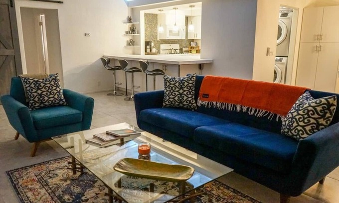Indio Casa | ¡Nuevo! CV Crash Pad A: 2 camas King acogedoras, Wifi, cocina completa y lavadora / secadora.