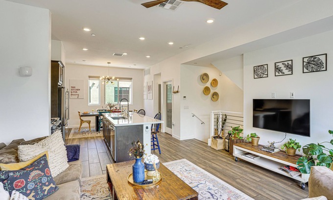 Central San Pedro Casa | 2 Mi to Beach: Luxe LA-Area Townhome w/Balcony