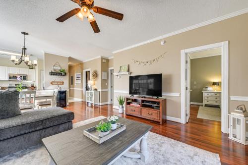 Central Myrtle Beach Apartamento | 2 Mi to Broadway at the Beach Condo with Pool!