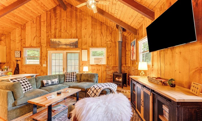 Conway Cabina | 2 Mi to Conway: Cozy Cabin w/ Grill & Yard!