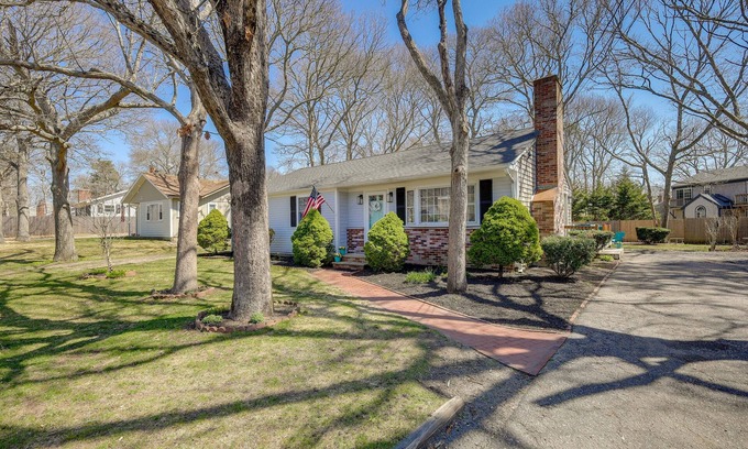 Hyannis Casa | 2 Mi to Craigville Beach: Hyannis Home w/ Deck