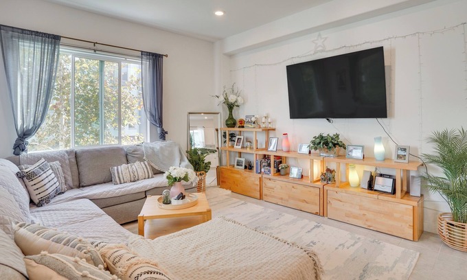 Platinum Triangle Casa | 2 Mi to Disney: Townhome in Anaheim
