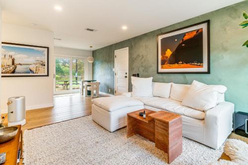 Rosewood Casa | 2 Mi to Dtwn Austin Getaway with Natural Pool