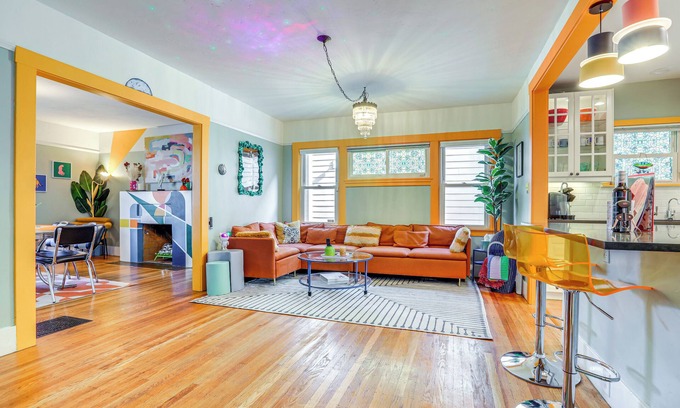New Era Park Casa | 2 Mi to Golden 1 Center: Historic Home w/ Deck!