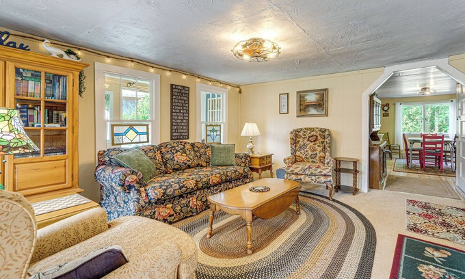 Fayetteville Cabaña | 2 Mi to Hiking Trails: Cozy Fayetteville Cottage!
