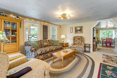 Fayetteville Casa | 2 Mi to Hiking Trails Cozy Fayetteville Cottage!