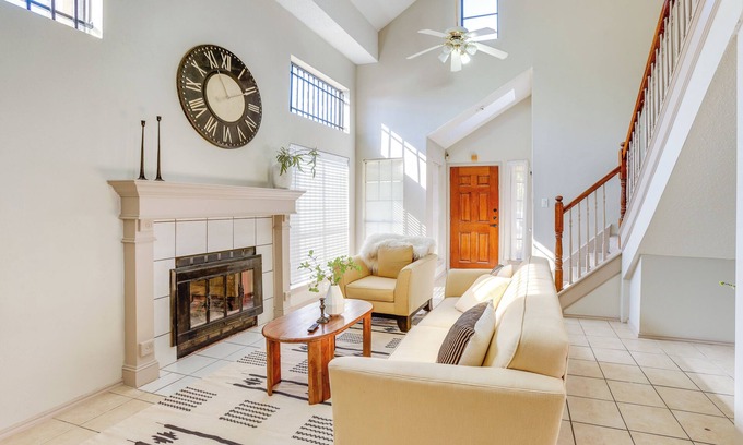 Mission Bend Casa | 2 Mi to Houston Funplex: Home w/ Private Yard!
