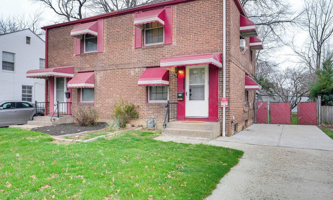 Euclid Casa | 2 Mi to Lake Erie: Home w/ Yard in Euclid!