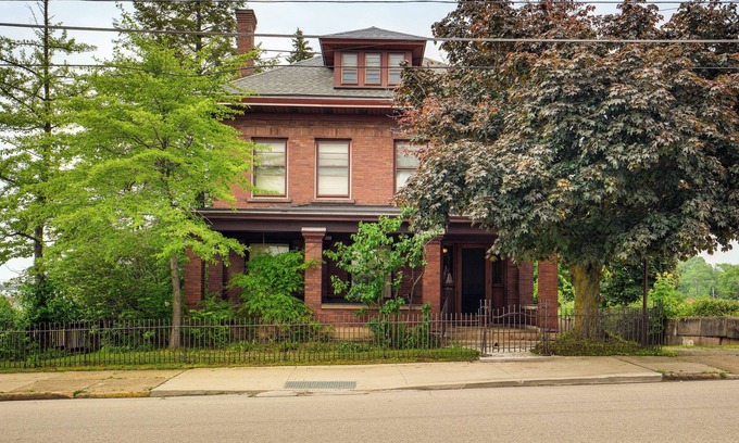 Erie Casa | 2 Mi to Lake Erie: Spacious Retreat Near Cafes!