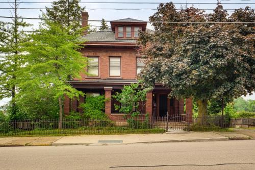Erie Casa | 2 Mi to Lake Erie Spacious Retreat Near Cafes!