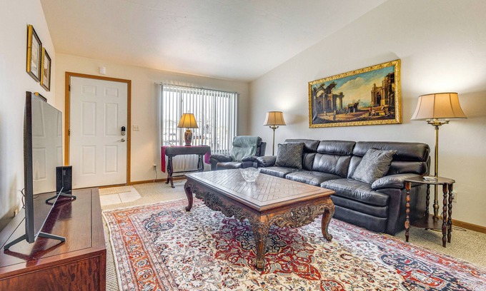 Manitowoc Casa | 2 Mi to Lake Michigan: Cozy Duplex w/ Private Yard