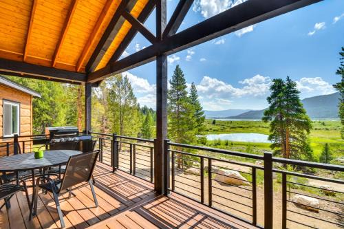 Twin Lakes Casa | 2 Mi to Lake Stunning Twin Lakes Home with Deck