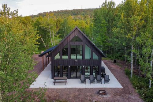 Lutsen Casa | 2 Mi to Lutsen Mtns Modern Cabin with Fire Pit!