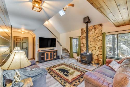 Mi-Wuk Village Casa | 2 Mi to Mi-Wuk Village Cabin with Large Deck